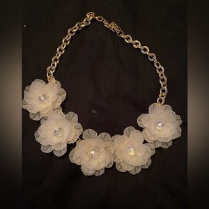 ADORABLE costume jewelry flower necklace